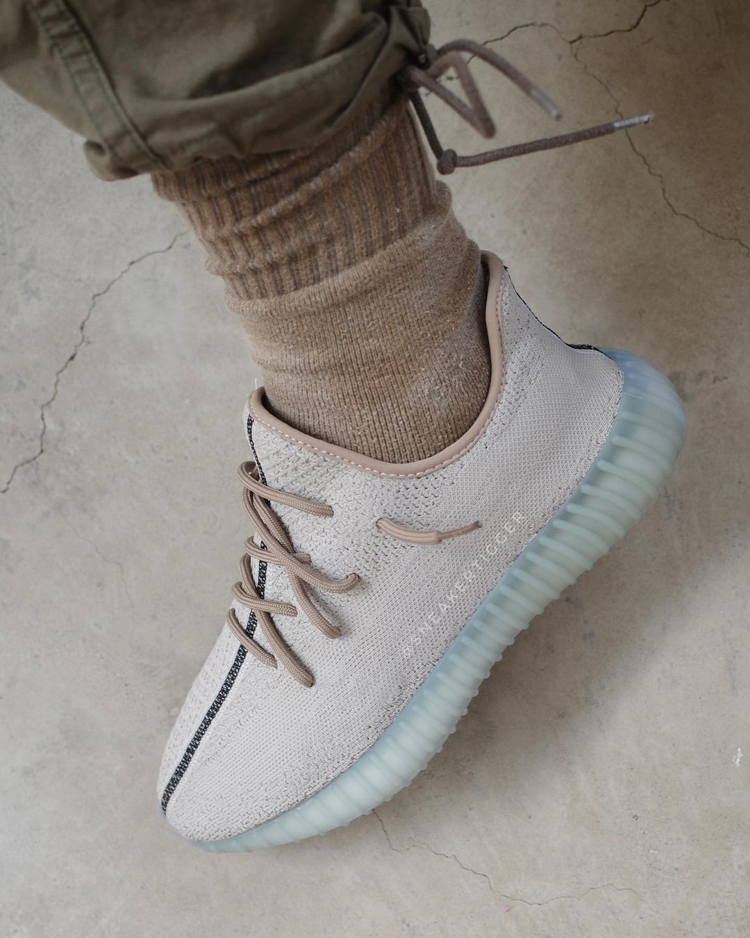 Der adidas Yeezy Boost 350 V2 Leaf hat ein Earthy Upper und eine