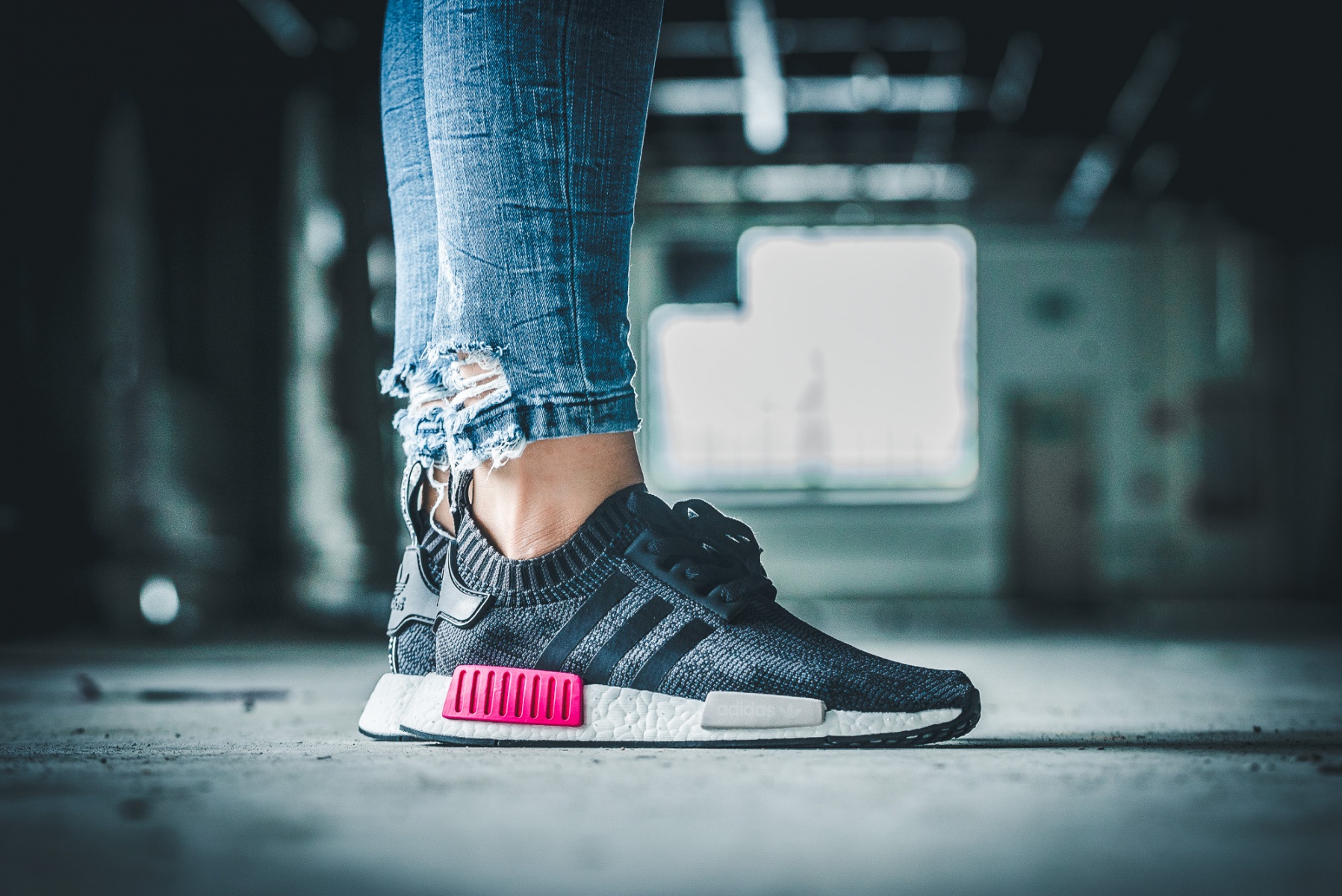 pink and black nmd r1