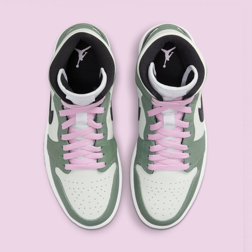 Nike clearance pink laces