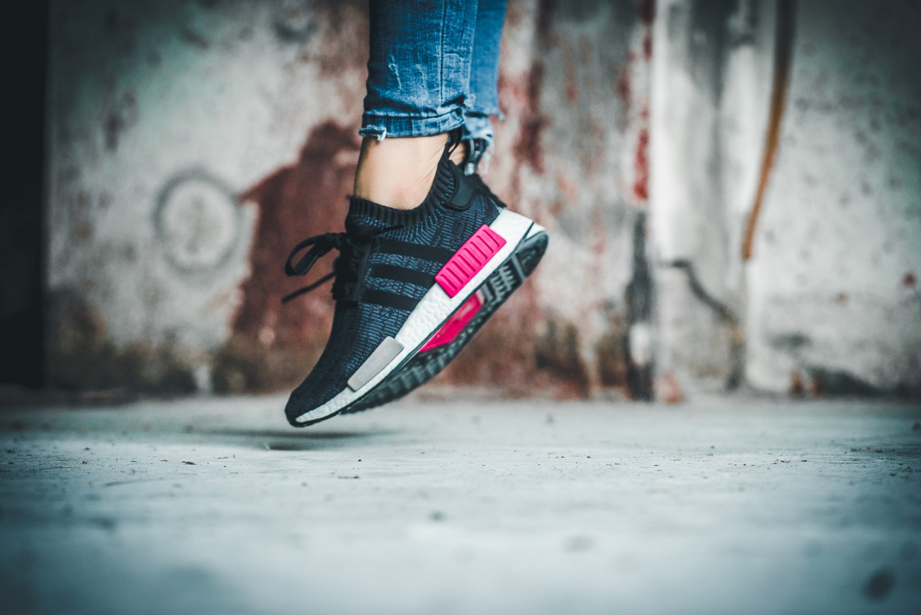 pink and black nmd r1