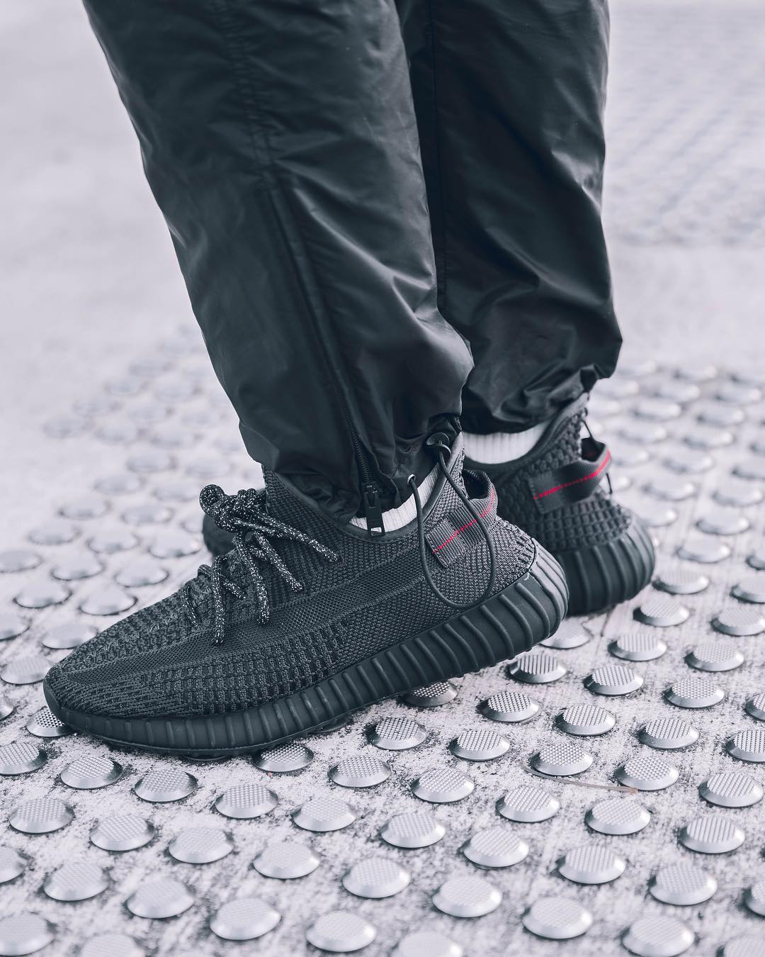 Mam oplichter Gestaag Re-Release of the adidas Yeezy Boost 350 V2 "Black" on Black Friday 