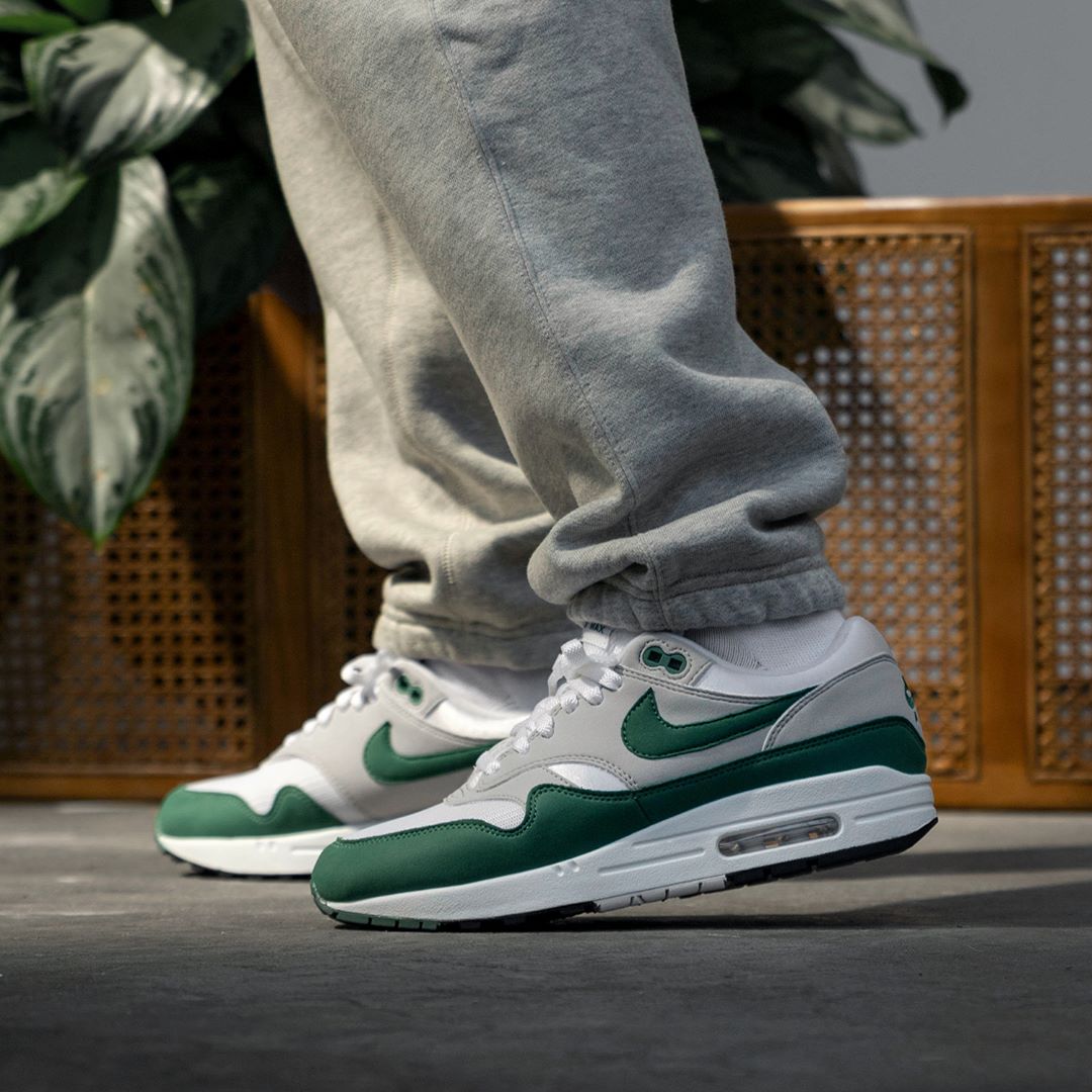 Air max clearance 1 small swoosh