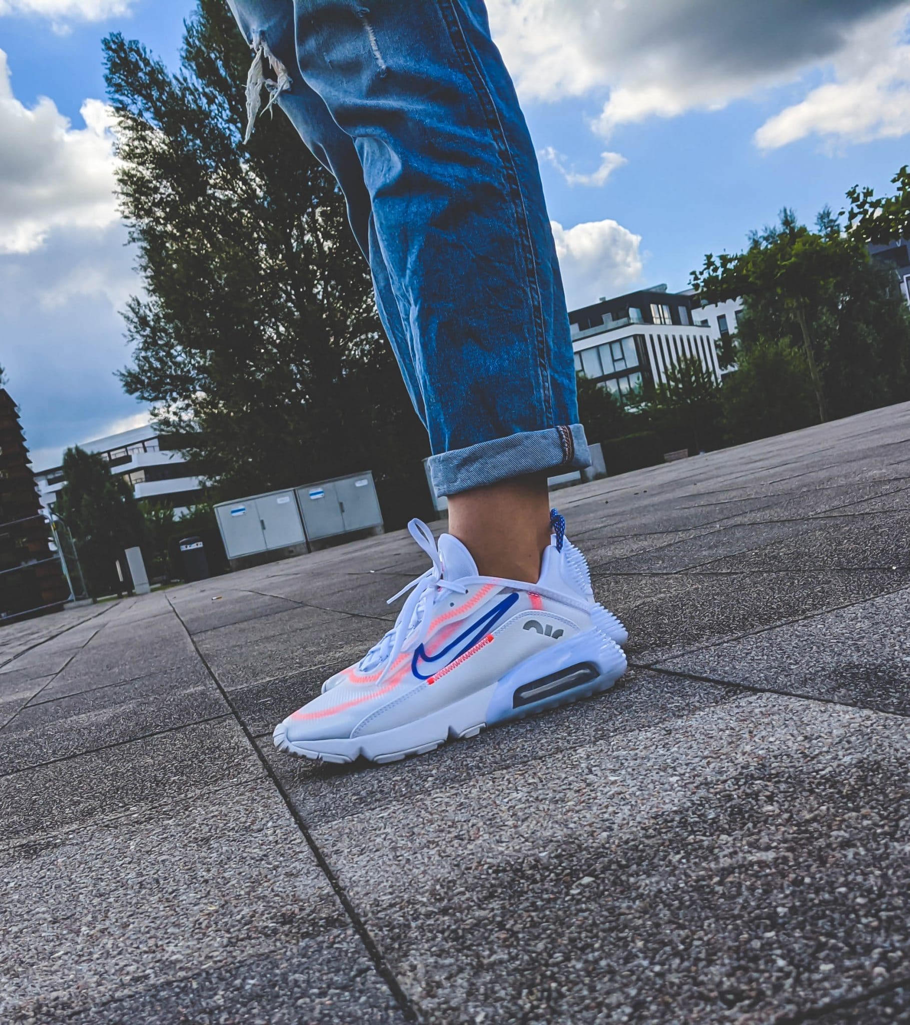 nike air max 2090 white flash crimson