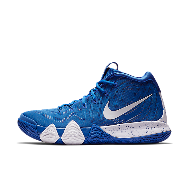 Kyrie deals 4 royal