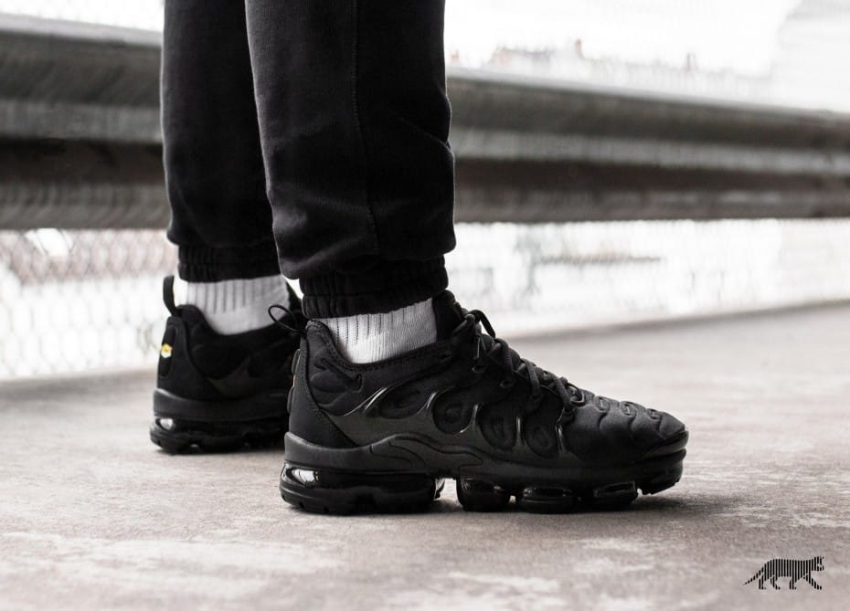 Air vapormax plus triple black on sale