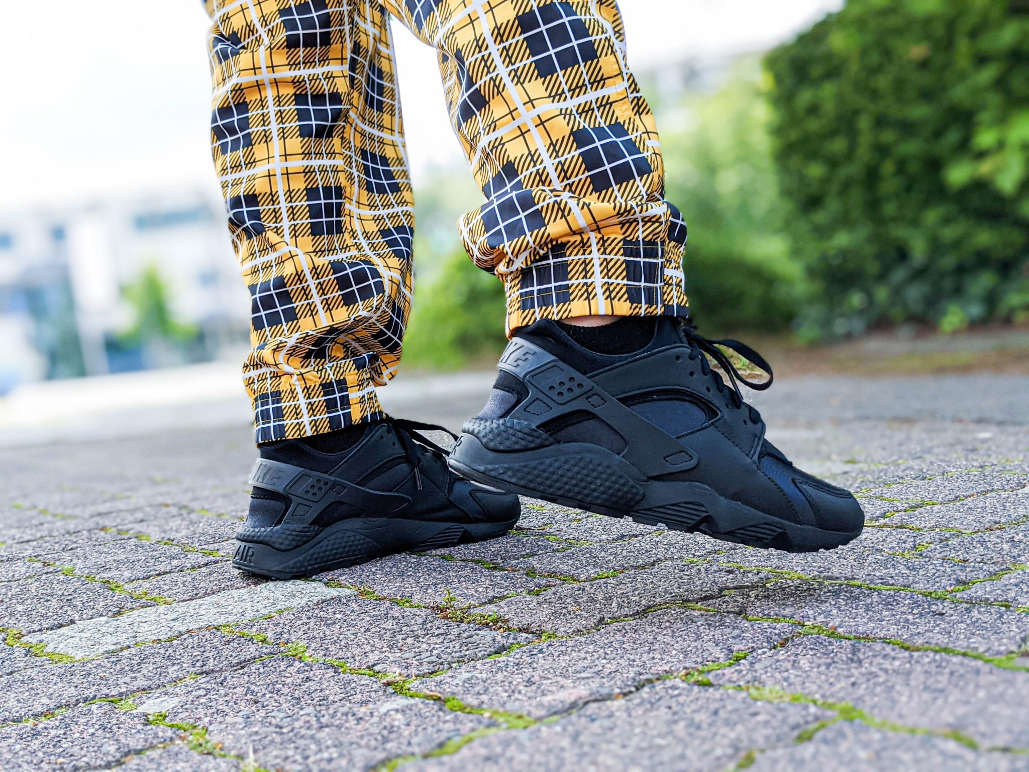 Nike huarache black and grey on feet hotsell