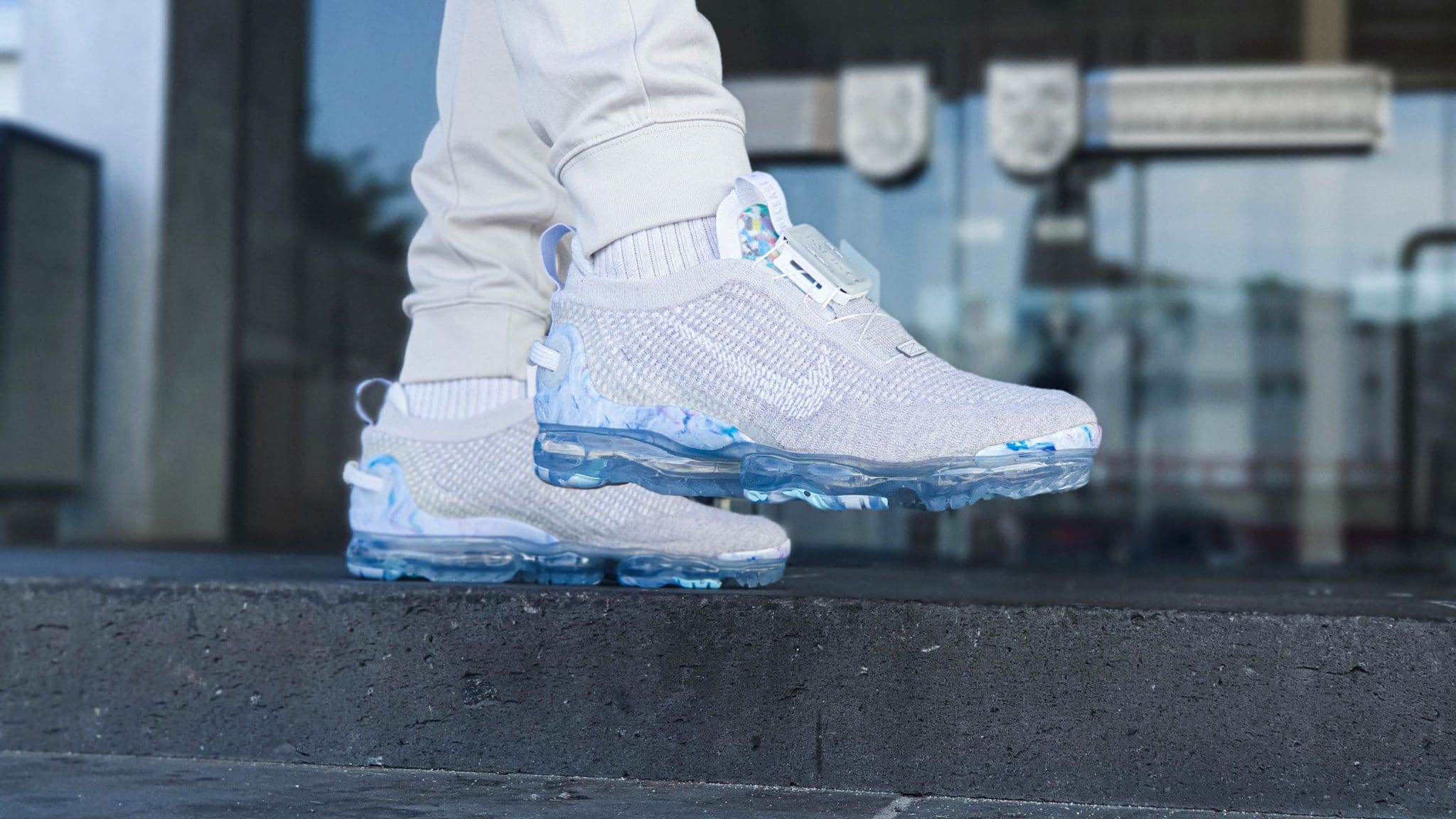 White and blue deals vapor max