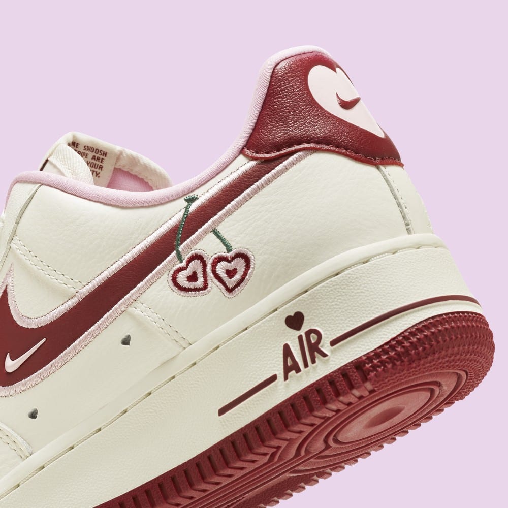 Herzförmige Kirschen hängen von dem Nike Air Force 1 „Valentine's Day“