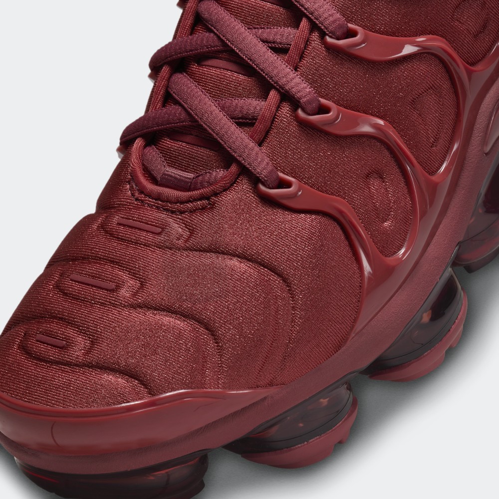 burgundy nike air vapormax plus