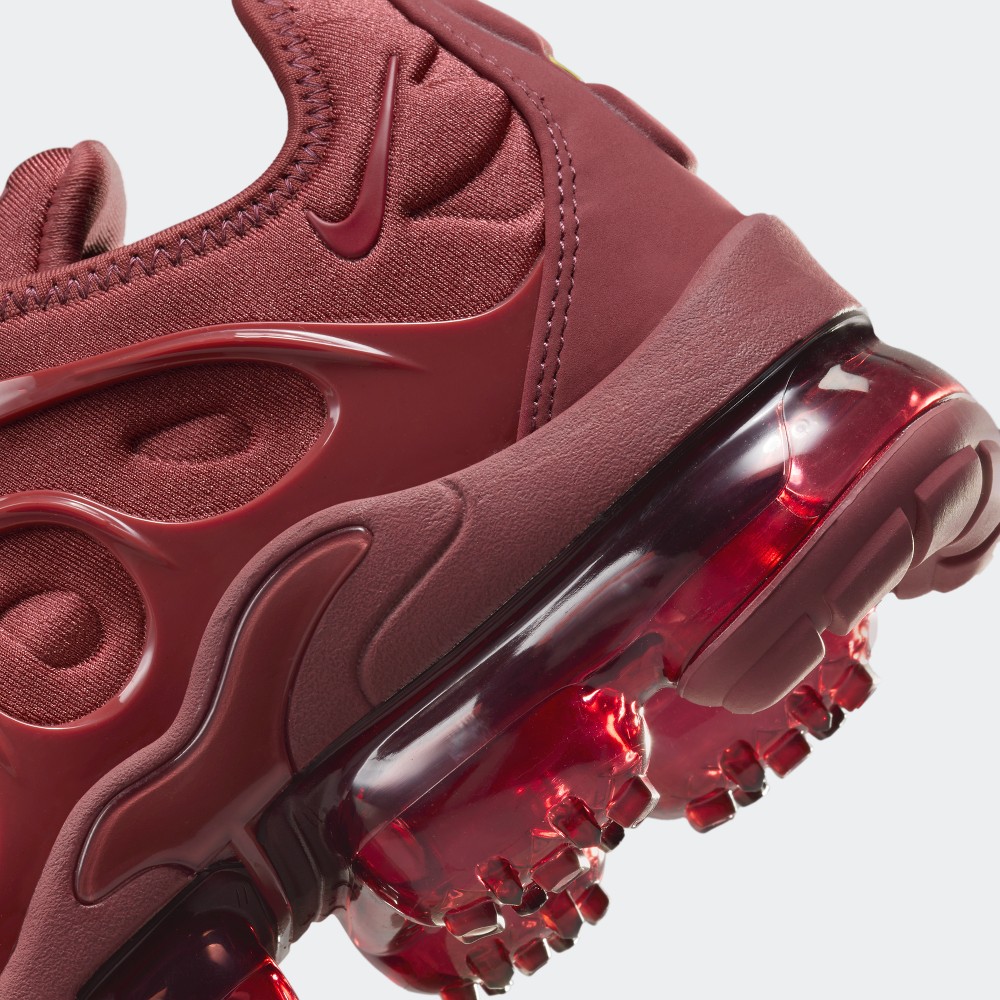 burgundy nike air vapormax plus