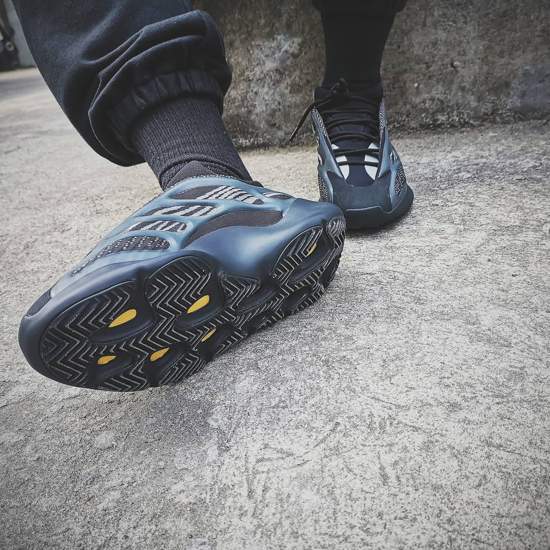 Yeezy 700 v3 store black on feet