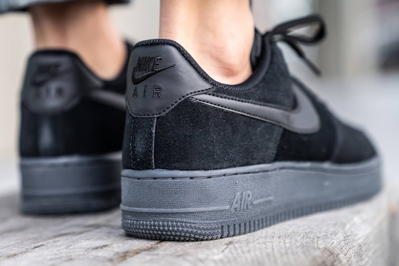 Ein Nike Air Force 1 im All Black Suede Colorway Grailify