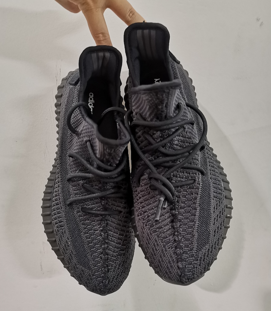 Black on black clearance yeezys