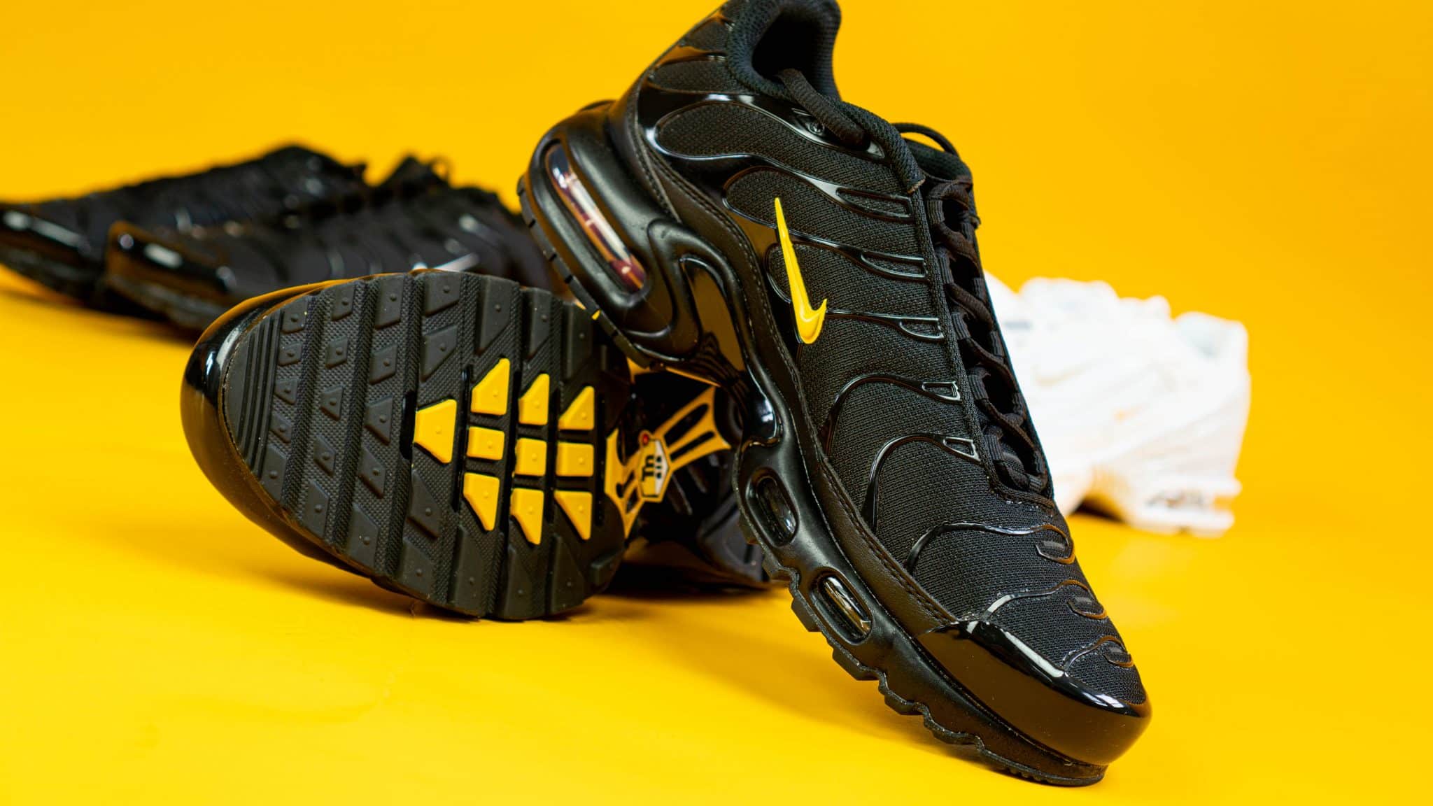 Nike air max plus black and yellow sale