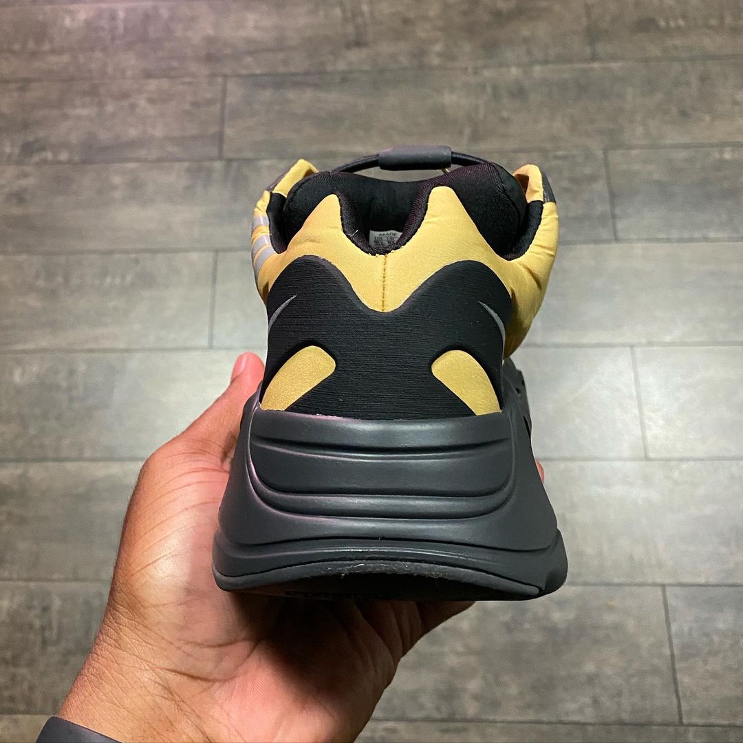 Yeezy 700 hot sale mnvn fake