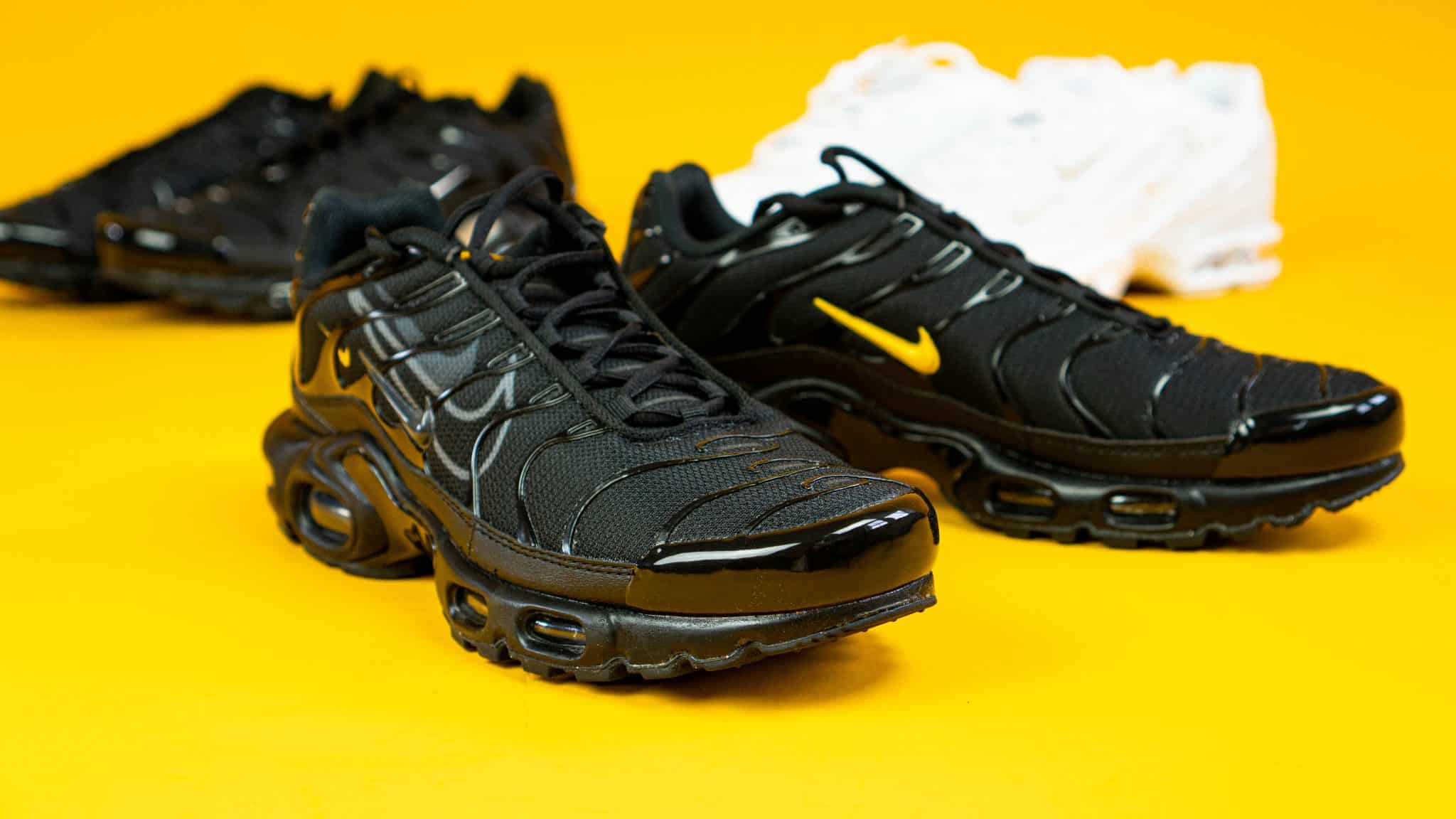 Air max plus shop black with gold check