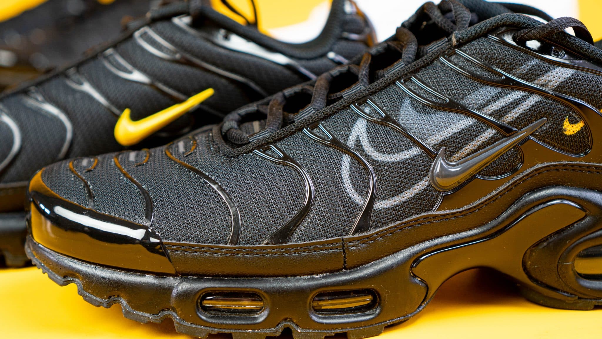 Air max plus clearance black with gold check