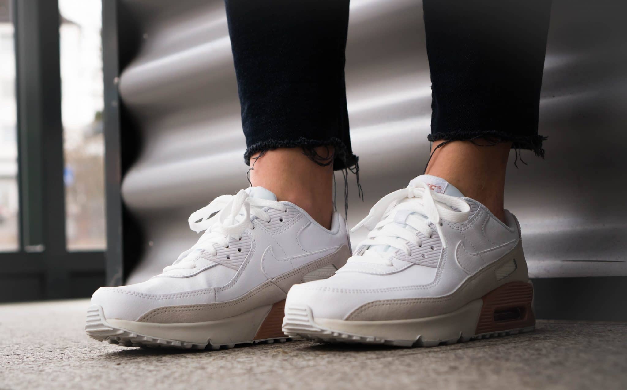 Nike air max 90 all white on feet hotsell