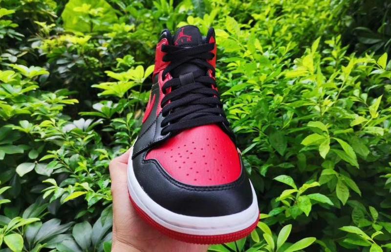 Jordan 1 mid hot sale bred on feet