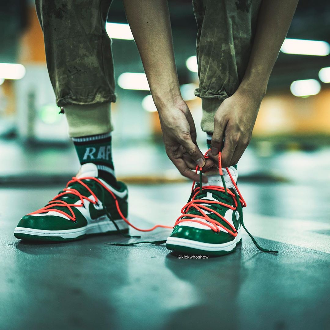 Как завязать кроссовки найк. Nike Dunk Green on feet. Nike SB Dunk Low off White. Nike Dunk Low off White Pine Green. Nike Dunk x off White on feet.