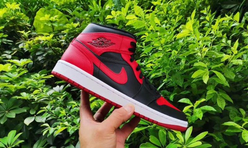 Jordan 1 mid outlet bred on feet