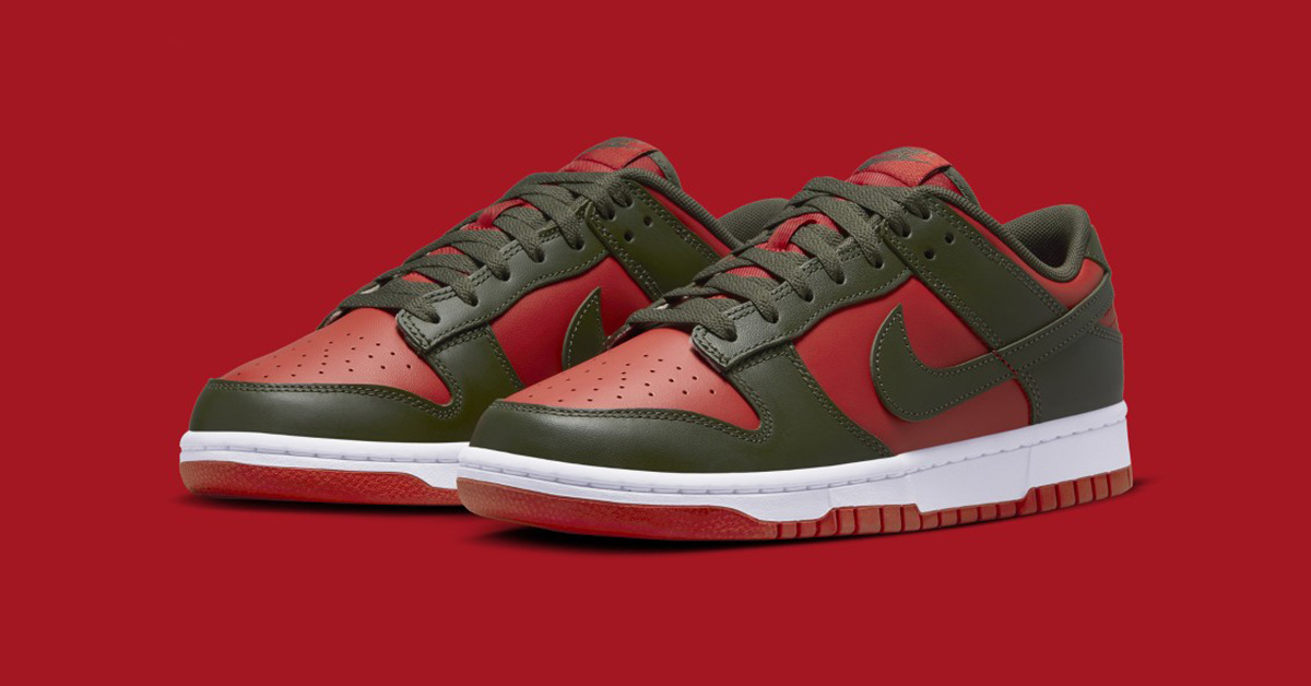 Nike’s Dunk Low „Mystic Red“ erinnert an eine Figur aus einem Horrorfilm Nike’s Dunk Low „Mystic Red“ erinnert an eine Figur aus einem Horrorfilm