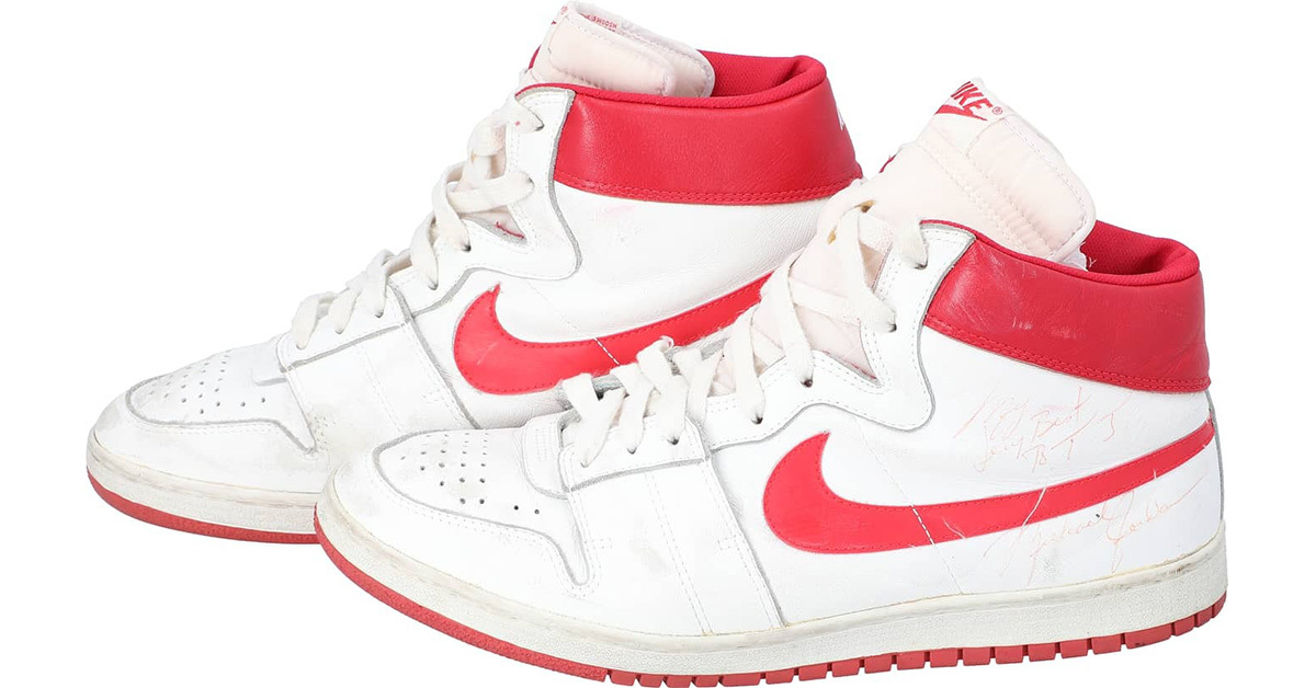 Michael Jordans Erbe: Legendäre Schuhe und Erinnerungsstücke erobern die Auktionsszene Michael Jordans Erbe: Legendäre Schuhe und Erinnerungsstücke erobern die Auktionsszene
