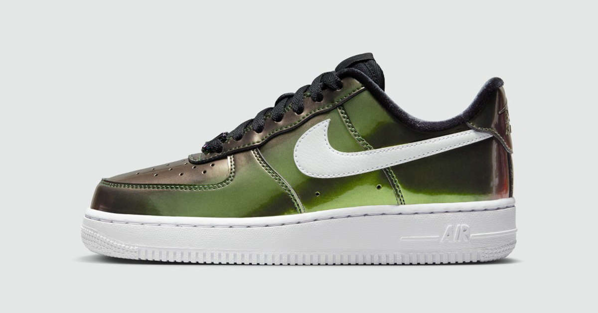 Nike's ikonischer Slogan „Just Do It“ erscheint auf diesem metallischen Air Force 1 Nike's ikonischer Slogan „Just Do It“ erscheint auf diesem metallischen Air Force 1