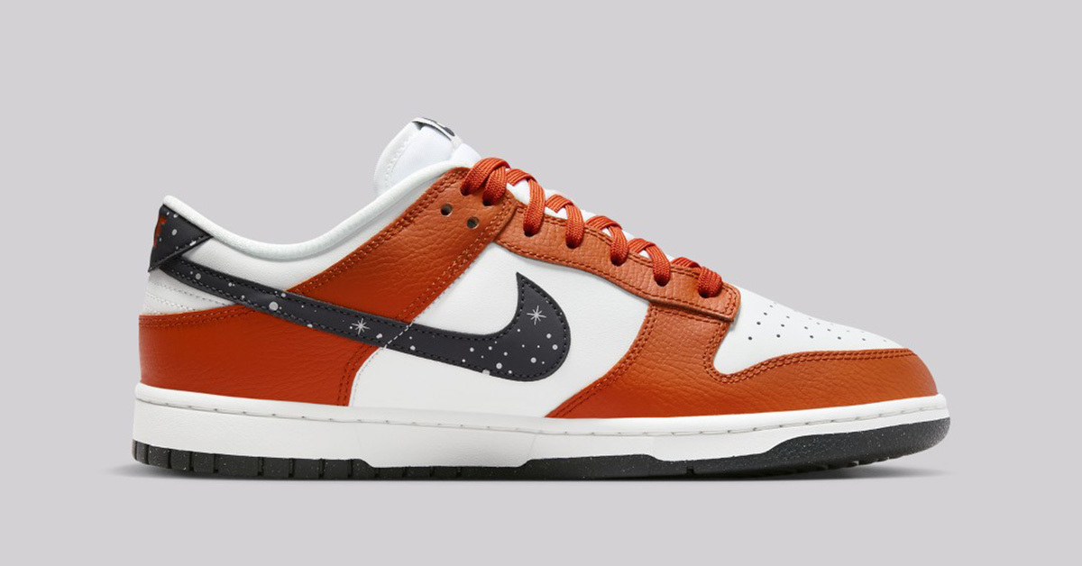 Hol dir den Nachthimmel auf die Füße mit dem Nike Dunk Low „Starry Swoosh“ Hol dir den Nachthimmel auf die Füße mit dem Nike Dunk Low „Starry Swoosh“