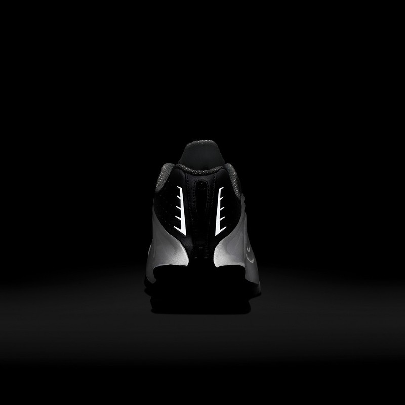 Nike Shox R4 "Metallic Silver" | AR3565-101