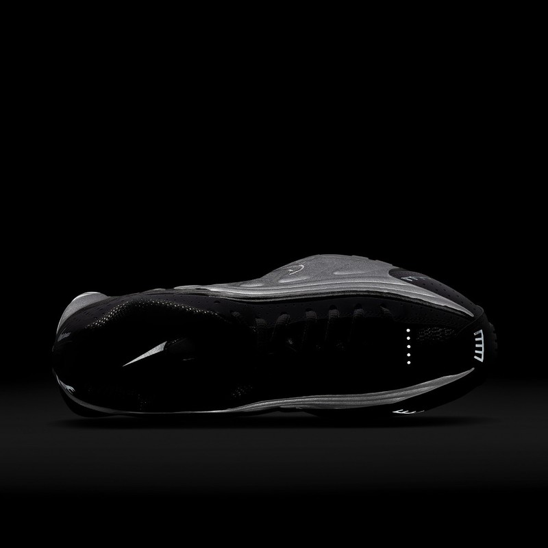 Nike Shox R4 "Metallic Silver" | AR3565-101