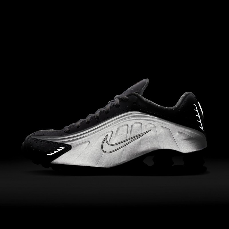Nike Shox R4 "Metallic Silver" | AR3565-101