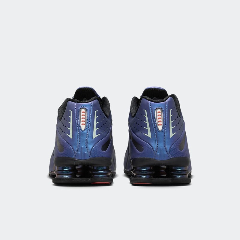 Nike Shox R4 "Iridescent" | HQ3446-001