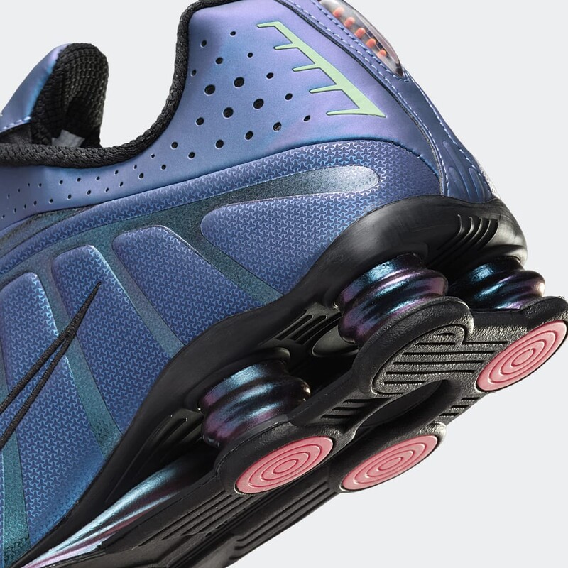 Nike Shox R4 "Iridescent" | HQ3446-001