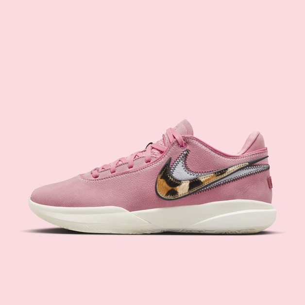 Pinkfarbenes Leder und künstliches Tierhaar veredeln den Nike LeBron 20