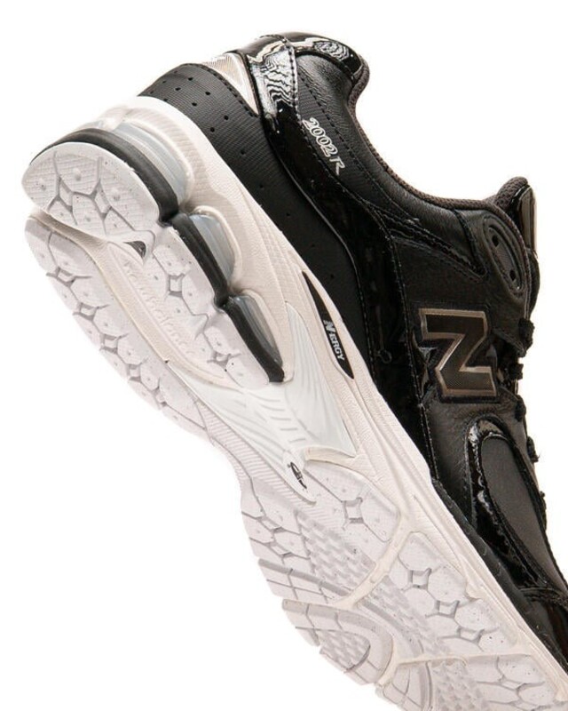 New Balance 2002R "Leather Pack Black" | U2002RD