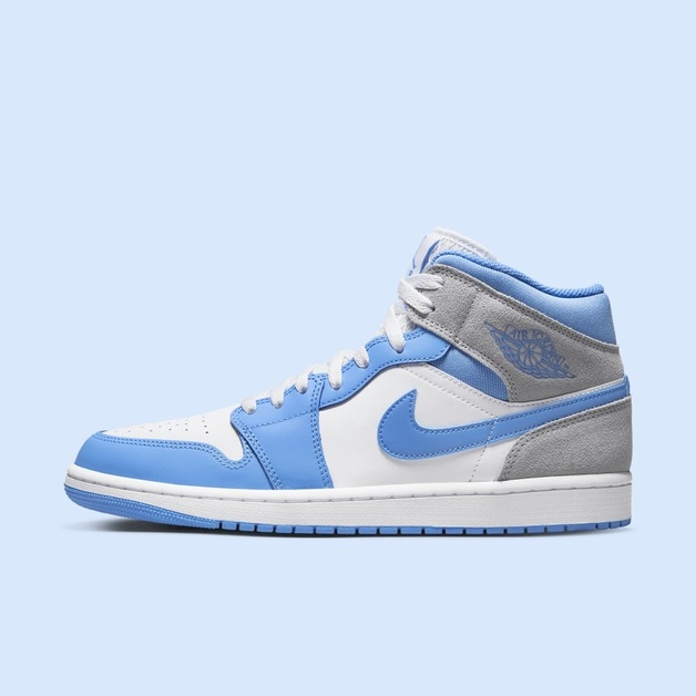 Zungen aus Basketballnetze und UNC-Vibes bei dem neuen Air Jordan 1 Mid