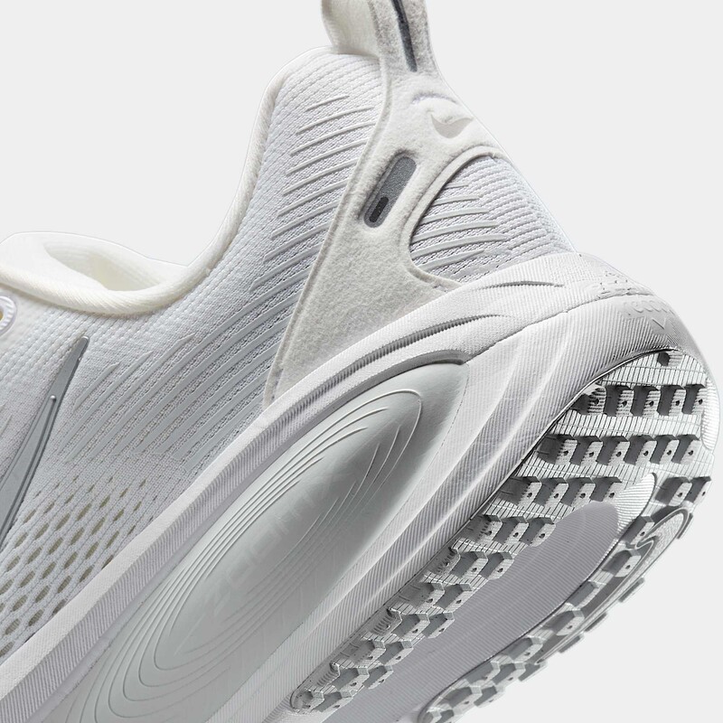 Nike Vomero 18 "White" | HM6804-104