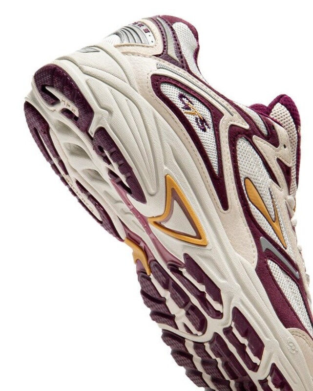 Brooks Adrenaline GTS 4 "Beet" | 1104851D982