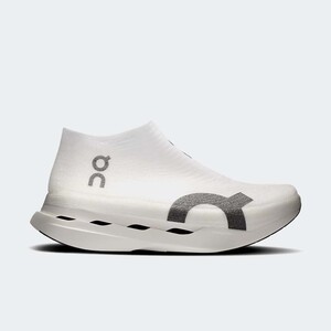 On Cloudboom Strike LS "White/Black" | 3UE30010462