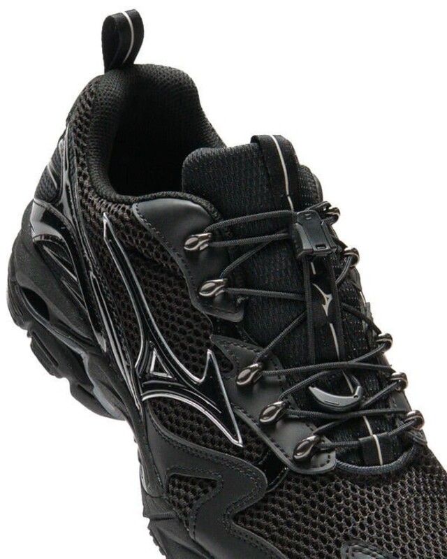 SLY Tokyo x Mizuno Wave Rider 10 "Black" | D1GD250801