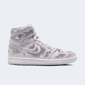 Swarovski x Air Jordan 1 Retro High OG "Vast Grey" | HF6248-002 Swarovski x Air Jordan 1 Retro High OG "Vast Grey" | HF6248-002