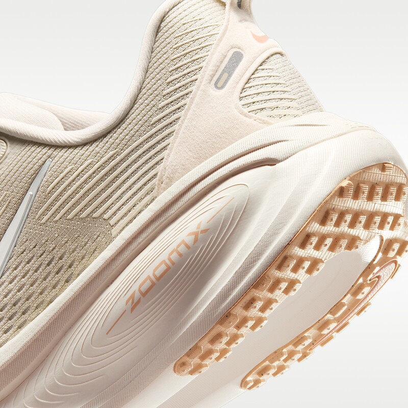 Nike Vomero 18 "Light Bone" | HM6804-012