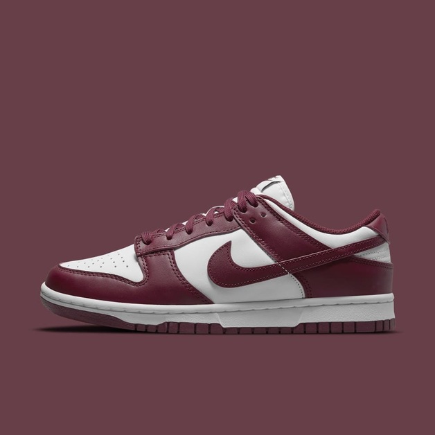 Now a Nike Dunk Low Also Follows in the New "Bordeaux" Colourway