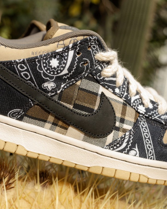 Travis Scott x Nike SB Dunk Low | CT5053-001