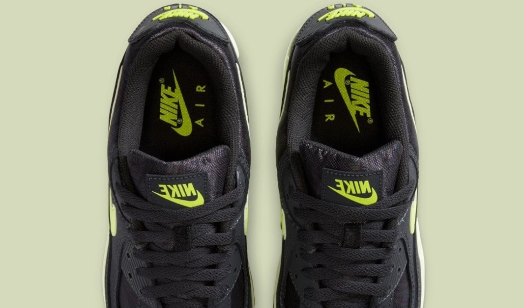 Dieser Nike Air Max 90 hat ein umgekehrtes Nike-Logo