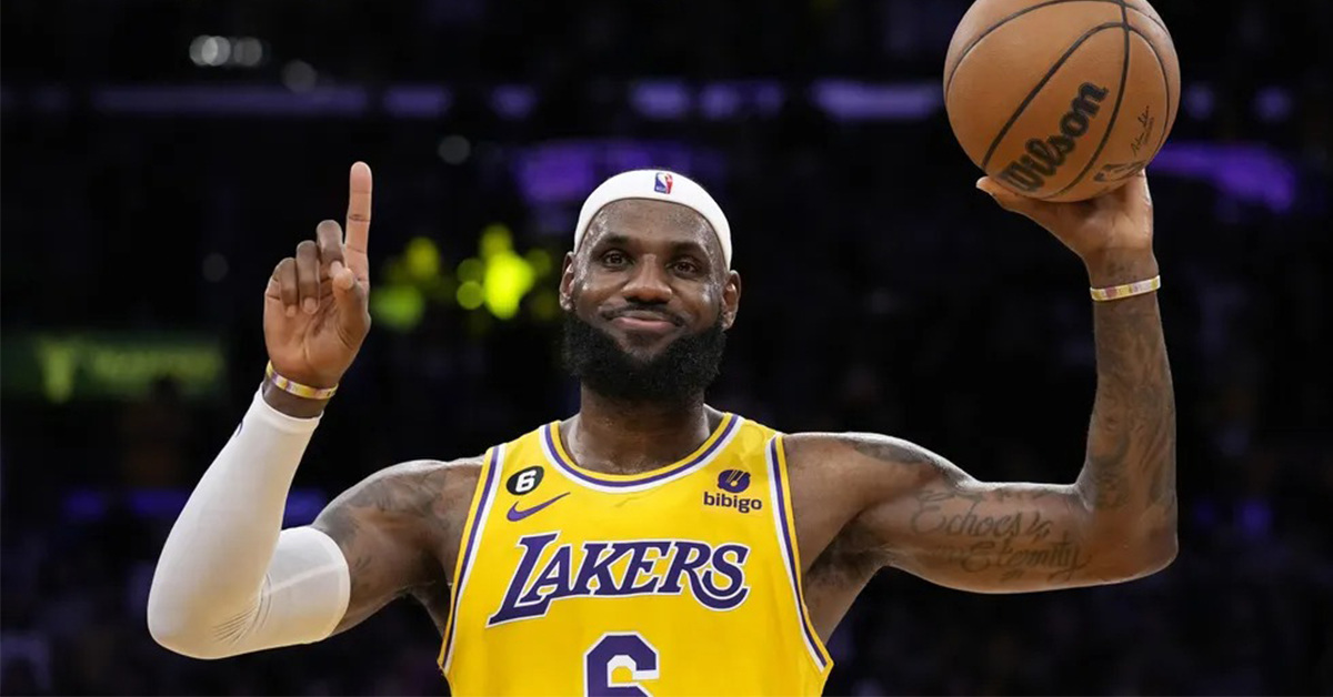 LeBron James Cracks Record and Overtakes Kareem Abdul-Jabbar LeBron James Cracks Record and Overtakes Kareem Abdul-Jabbar