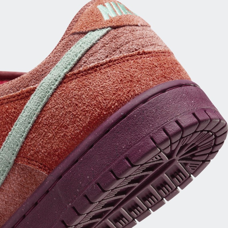 Nike SB Dunk Low "Mystic Red" | DV5429-601