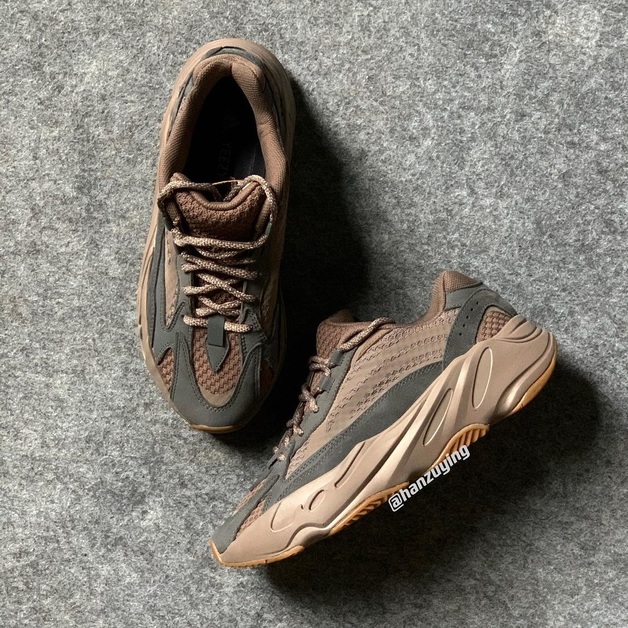 First Look: adidas Yeezy Boost 700 V2 „Mauve“