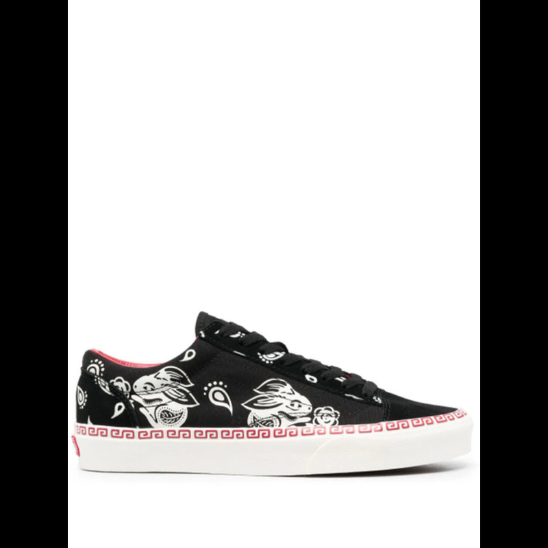 Vans shoes black and hotsell white 2013